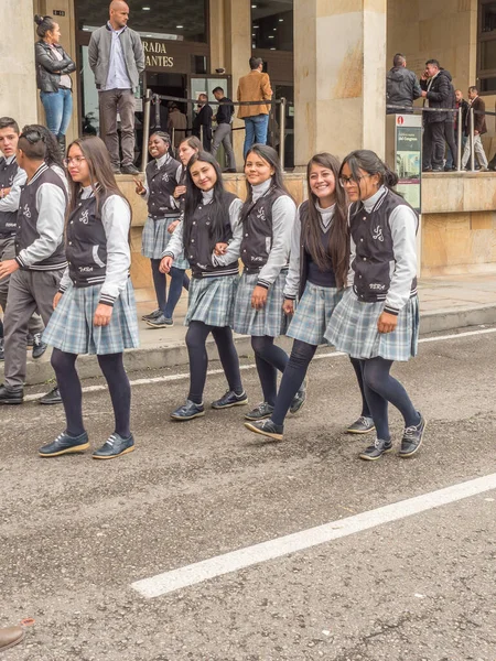 Bogota Kolumbie Září 2013 Mladí Lidé Modré Školní Uniformě Ulici — Stock fotografie