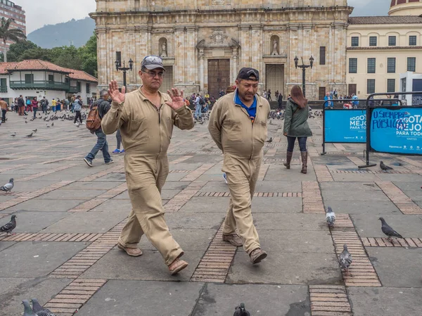 Bogota Kolumbie Září 2013 Holubi Dělníci Turisté Bolívarově Náměstí Bogotě — Stock fotografie