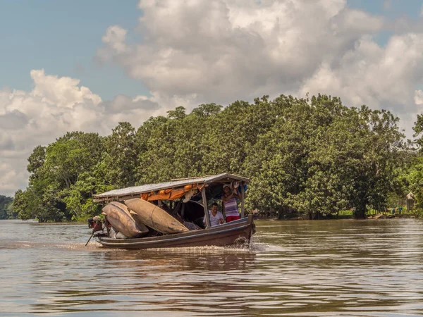 Amazonky Brazílie Května 2016 Malý Člun Místními Řece Amazon — Stock fotografie