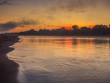 Javarii nehrinin üzerinde gün doğumu, Amazon 'un kolları. Düşük su mevsiminde Amazon ormanlarında kumsal. Amazonia. Selva Brezilya ve Peru sınırında. Güney Amerika. Dos Fronteras.