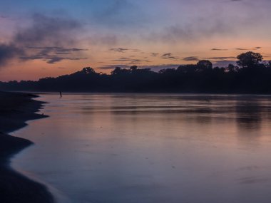 Javarii nehrinin üzerinde gün doğumu, Amazon 'un kolları. Düşük su mevsiminde Amazon ormanlarında kumsal. Amazonia. Selva Brezilya ve Peru sınırında. Güney Amerika. Dos Fronteras.