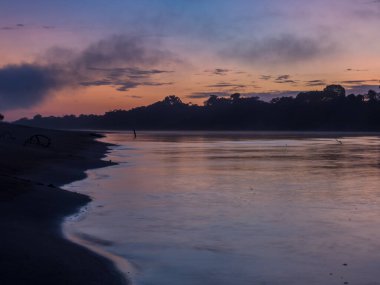 Javarii nehrinin üzerinde gün doğumu, Amazon 'un kolları. Düşük su mevsiminde Amazon ormanlarında kumsal. Amazonia. Selva Brezilya ve Peru sınırında. Güney Amerika. Dos Fronteras.