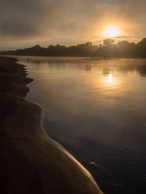 Javarii nehrinin üzerinde gün doğumu, Amazon 'un kolları. Düşük su mevsiminde Amazon ormanlarında kumsal. Amazonia. Selva Brezilya ve Peru sınırında. Güney Amerika. Dos Fronteras.