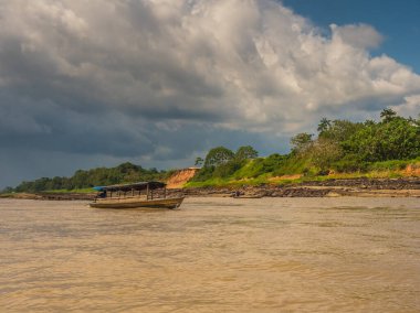 Amazon Nehri, Brezilya: - 21 Eylül 2018: Amazon Nehri üzerinde yerel halktan küçük bir tekne. Yerel trafik. Latin Amerika.
