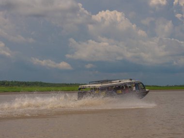 Amazon Nehri, Brezilya: 15 Eylül 018: Amazon Nehri 'nde yerel halkla birlikte sürat teknesi. Tabatinga 'dan Benjamin Constant' a yerel trafik. Latin Amerika.