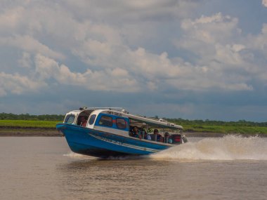 Amazon Nehri, Brezilya: 15 Eylül 018: Amazon Nehri 'nde yerel halkla birlikte sürat teknesi. Tabatinga 'dan Benjamin Constant' a yerel trafik. Latin Amerika.