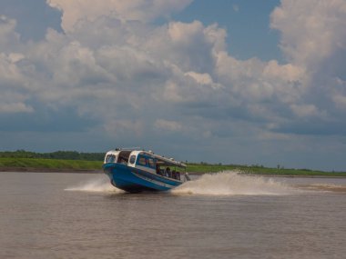 Amazon Nehri, Brezilya: 15 Eylül 018: Amazon Nehri 'nde yerel halkla birlikte sürat teknesi. Tabatinga 'dan Benjamin Constant' a yerel trafik. Latin Amerika.