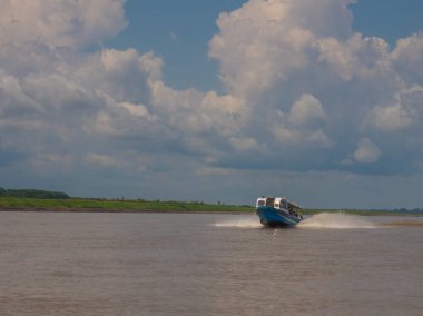 Amazon Nehri, Brezilya: 15 Eylül 018: Amazon Nehri 'nde yerel halkla birlikte sürat teknesi. Tabatinga 'dan Benjamin Constant' a yerel trafik. Latin Amerika.