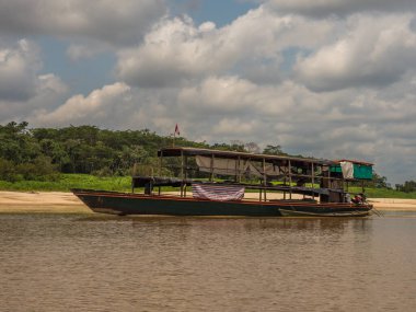 Amazon Nehri, Brezilya: - 15 Eylül 2018: Amazon Nehri üzerinde yerel halktan küçük bir tekne. Yerel trafik. Latin Amerika.
