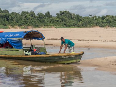Amazon Nehri, Brezilya: - 15 Eylül 2018: Amazon Nehri üzerinde yerel halktan küçük bir tekne. Yerel trafik. Latin Amerika.
