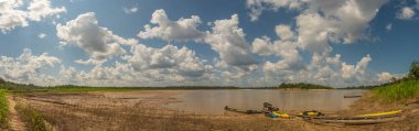 Paumari, Brezilya: - 18 Temmuz 2018: Amazon Nehri 'nin akarsu kolları Yavari kıyısında, alçak su mevsiminde tahta kayıklar ve kanolar. Amazonia. Brezilya ve Peru sınırında bir orman. Güney Amerika,