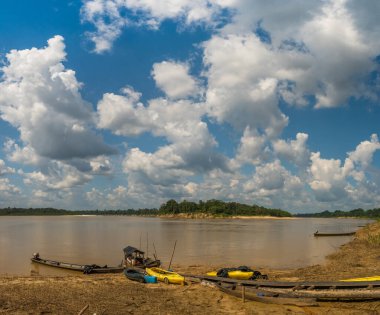 Paumari, Brezilya: - 18 Temmuz 2018: Amazon Nehri 'nin akarsu kolları Yavari kıyısında, alçak su mevsiminde tahta kayıklar ve kanolar. Amazonia. Brezilya ve Peru sınırında bir orman. Güney Amerika,