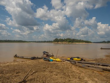 Paumari, Brezilya: - 18 Temmuz 2018: Amazon Nehri 'nin akarsu kolları Yavari kıyısında, alçak su mevsiminde tahta kayıklar ve kanolar. Amazonia. Brezilya ve Peru sınırında bir orman. Güney Amerika,