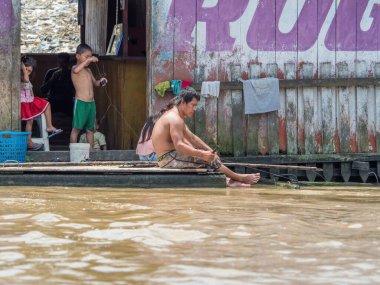 Iquitos, Peru - 25 Şubat 2018: Iquitos Peru 'nun Beln bölgesindeki Amazon ormanlarında alçak su mevsiminde Itaya Nehri' nde brach üzerindeki çöp