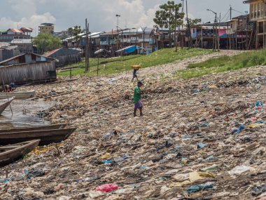 Iquitos, Peru - 25 Şubat 2018: Iquitos Peru 'nun Beln bölgesindeki Amazon ormanlarında alçak su mevsiminde Itaya Nehri' nde brach üzerindeki çöp