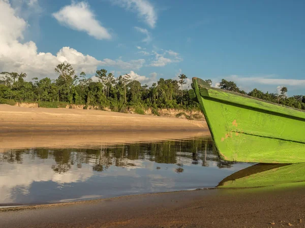 계절에는 아마존 의지류 모래가 해변에 목선들이 있었다 아마조니아 브라질 국경에 — 스톡 사진