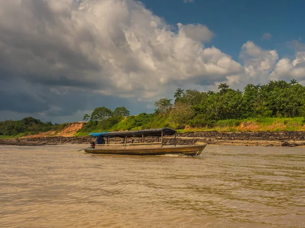 Río Amazonas Brasil Sep 2018 Barco Pequeño Con Lugareños Río — Foto de Stock