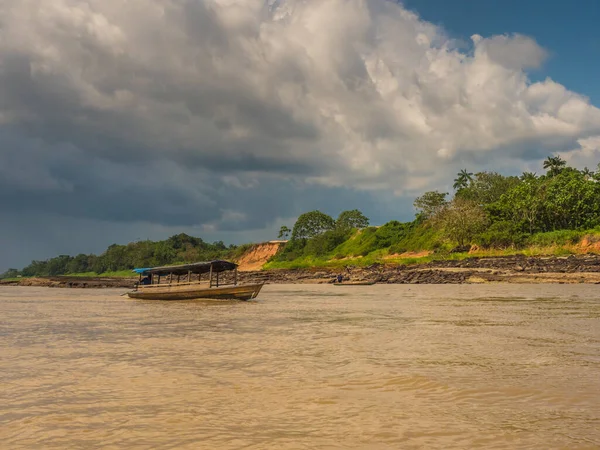 Amazon River Brazílie 2018 Malá Loď Místními Obyvateli Řece Amazon — Stock fotografie