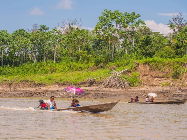 Amazonas Brasilien September 2018 Kleines Boot Mit Einheimischen Auf Dem — Stockfoto