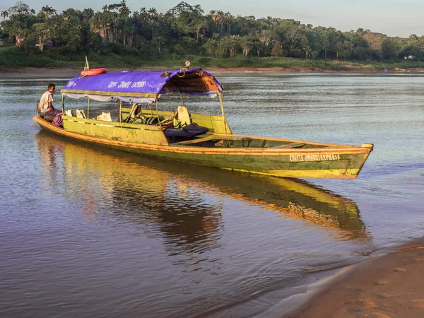 Río Amazonas Brasil Sep 2018 Barco Pequeño Con Lugareños Río — Foto de Stock