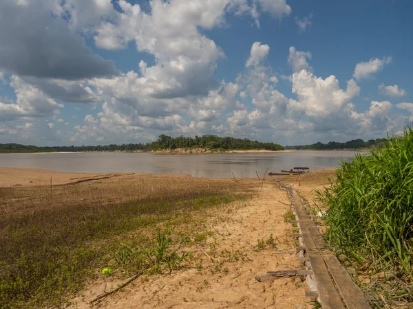 브라질 2018 물에서 아마존 지류인야 기슭에 보트와 아마조니아 브라질 페루의 — 스톡 사진