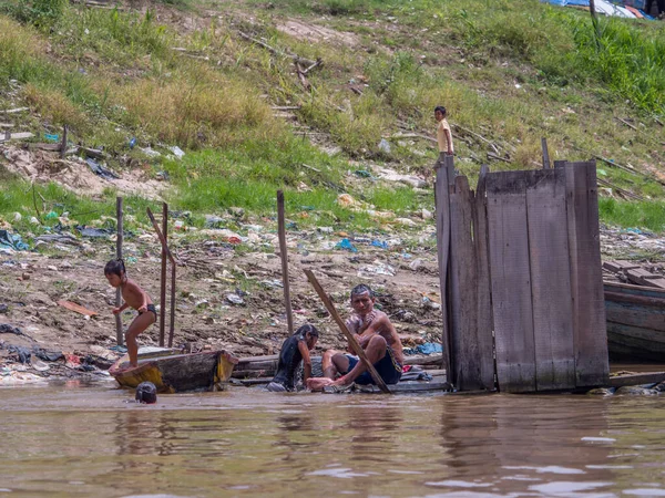 Iquitos Peru Września 2018 Rodzina Bierze Kąpiel Rzece Itaya Tle — Zdjęcie stockowe