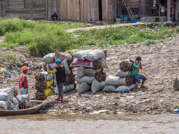 Iquitos Peru Września 2018 Śmieci Mokradłach Rzece Itaya Podczas Niskiego — Zdjęcie stockowe