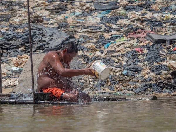 Iquitos, Peru - 25 Şubat 2018: Iquitos Peru 'nun Beln bölgesindeki Amazon ormanlarında alçak su mevsiminde Itaya Nehri' nde brach üzerindeki çöp