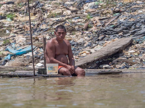 ペルーのイキトス 2018年9月25日 男はイタヤ川のほとりに座って水で体を冷却します 背景には大きな公害が見られます アマゾンの低い水の季節 イキトスのベルン地区ペルー — ストック写真