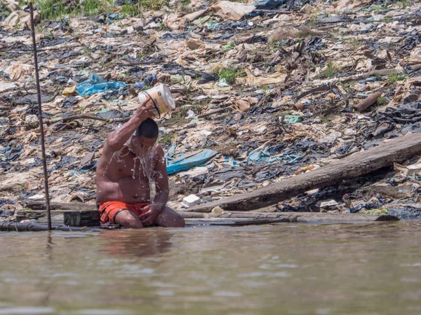 Iquitos Peru Września 2018 Człowiek Siedzi Nad Brzegiem Rzeki Itaya — Zdjęcie stockowe
