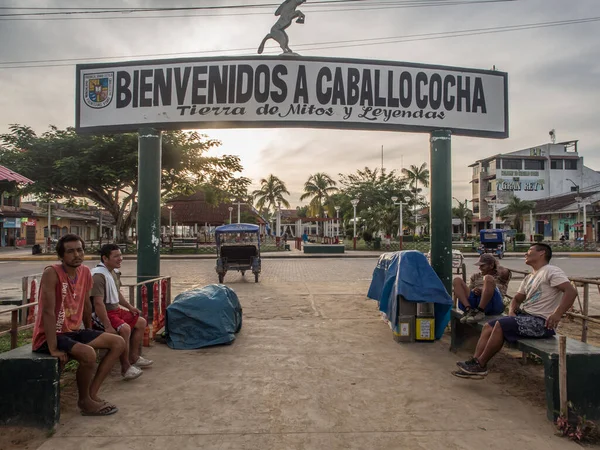 Caballococha, Peru - 11 Aralık 2017: Santa Rosa 'dan Iquitos' a giden Amazon Nehri kıyısında küçük bir kasaba