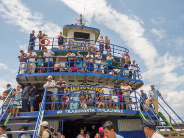 Iquitos, Peru - 26 Mart 2018: Amazon nehrinde yük taşıyan bir yolcu. Maria Fernandes feribotu