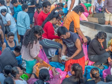 Iquitos, Peru - 21 Sep 2017: Bir kargo gemisindeki yerel halk ve Iguitos 'taki Amazon Nehri üzerindeki bir limanın çamurlu kıyıları.