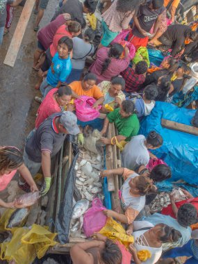 Iquitos, Peru - 21 Sep 2017: Bir kargo gemisindeki yerel halk ve Iguitos 'taki Amazon Nehri üzerindeki bir limanın çamurlu kıyıları.