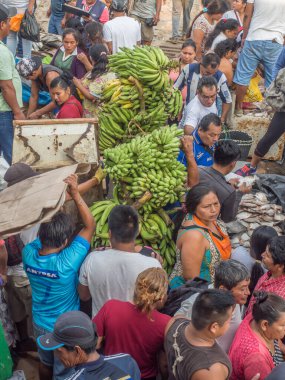 Iquitos, Peru - 21 Sep 2017: Bir kargo gemisindeki yerel halk ve Iguitos 'taki Amazon Nehri üzerindeki bir limanın çamurlu kıyıları.