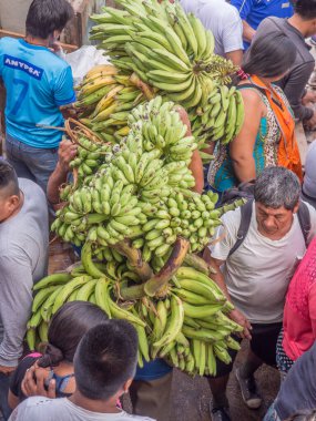 Iquitos, Peru - 21 Sep 2017: Bir kargo gemisindeki yerel halk ve Iguitos 'taki Amazon Nehri üzerindeki bir limanın çamurlu kıyıları.