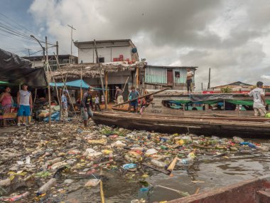 Belen, Iquitos, Peru - 27 Mart 2018: Itaya nehri üzerindeki kirlilik, Belen matketinin yanında, alçak su sırasında. Amazonia. Amazon.