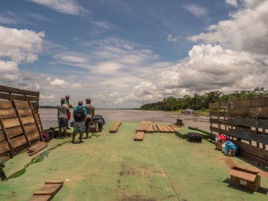 Amazon Nehri, Peru - Mart 262018: Kargo teknesinden Amazon Nehri 'ni arayan adamlar