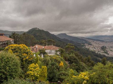 Bogota, Kolombiya - 09 Eylül 2017: Monserrate Dağı Bogot, Kolombiya, Latin Amerika 'nın tepesinden Guadalupe için görüntü