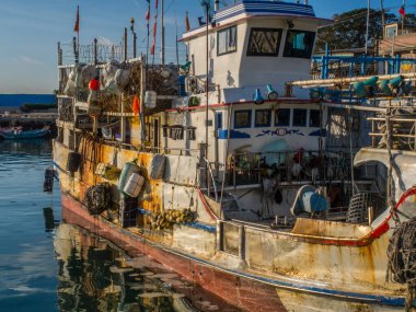 Fuji, Tayvan - 03 Ekim 2016: Fuji Balıkçılık Limanı 'nda farklı boyutlarda balıkçı tekneleri. Balıkçılık Portu