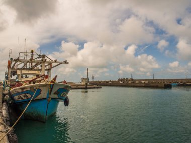 Shimen, Tayvan - 3 Ekim 2016: Shimen Balıkçılık Limanı 'nda farklı boyutlarda balıkçı tekneleri