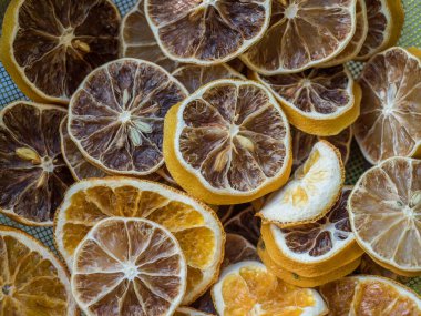 Arka plan, doku. Kurutulmuş portakal dilimleri Noel 'i bekliyor.