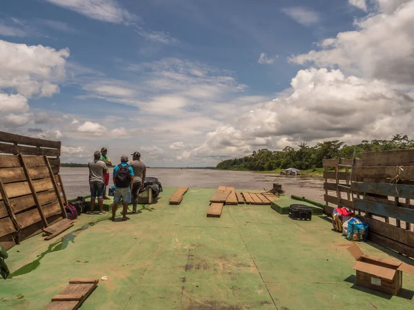 Amazonas Peru März 2018 Männer Suchen Den Amazonas Vom Deck — Stockfoto