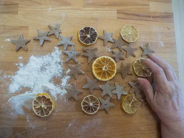 Hintergrund Textur Getrocknete Orangenscheiben Und Gebackene Lebkuchen Warten Auf Dem — Stockfoto