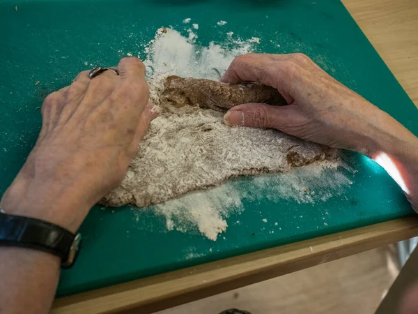 Donna Anziana Impastare Pasta Preparare Biscotti Natale — Foto Stock