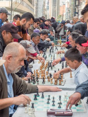 Bogota, Kolombiya - 23 Kasım 2018 Bogota caddesinde Kolombiyalı adamlar satranç oynuyor..