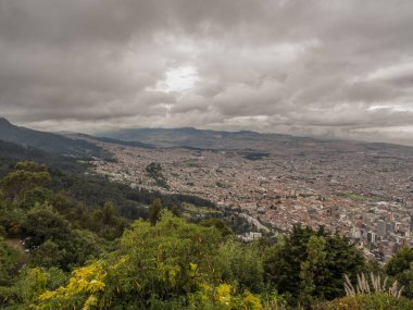 Bogota, Kolombiya - 09 Eylül 2017: Monserrate Dağı Bogot, Kolombiya, Latin Amerika 'nın tepesinden Bogota' nın merkezine bakın