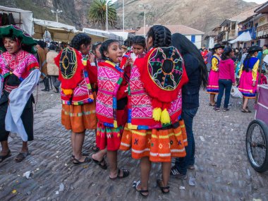 Pisac, Peru - 19 Mayıs 2016: Pisac pazarında renkli, halk kostümlü çocuklar. Latin Amerika.