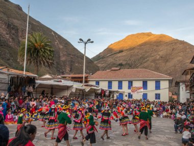 Pisac, Peru - 19 Mayıs 2016: Çocuk Pisac piyasada renkli, halk kostümleri