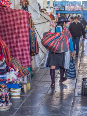 Cusco, Peru - 18 Mayıs 2016: Cusco caddesinin arkasında renkli şallı kadın. Latin Amerika.